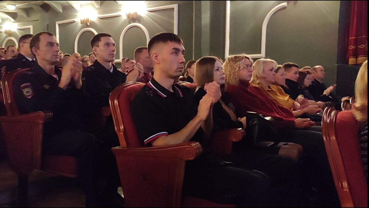 «Мы за вас горой, вы за нас — стеной»: театр «Омнибус» подарил златоустовским стражам порядка пронзительный спектакль «Блокпост» «Мы за вас горой, вы за нас — стеной»: театр «Омнибус» подарил златоустовским стражам порядка пронзительный спектакль «Блокпост»