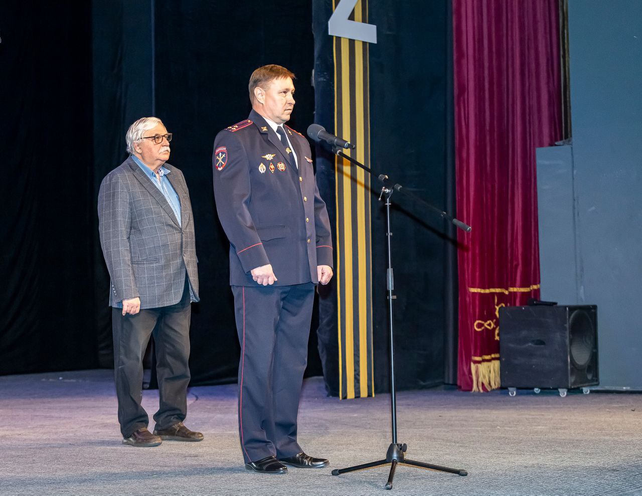 «Мы за вас горой, вы за нас — стеной»: театр «Омнибус» подарил златоустовским стражам порядка пронзительный спектакль «Блокпост» «Мы за вас горой, вы за нас — стеной»: театр «Омнибус» подарил златоустовским стражам порядка пронзительный спектакль «Блокпост»