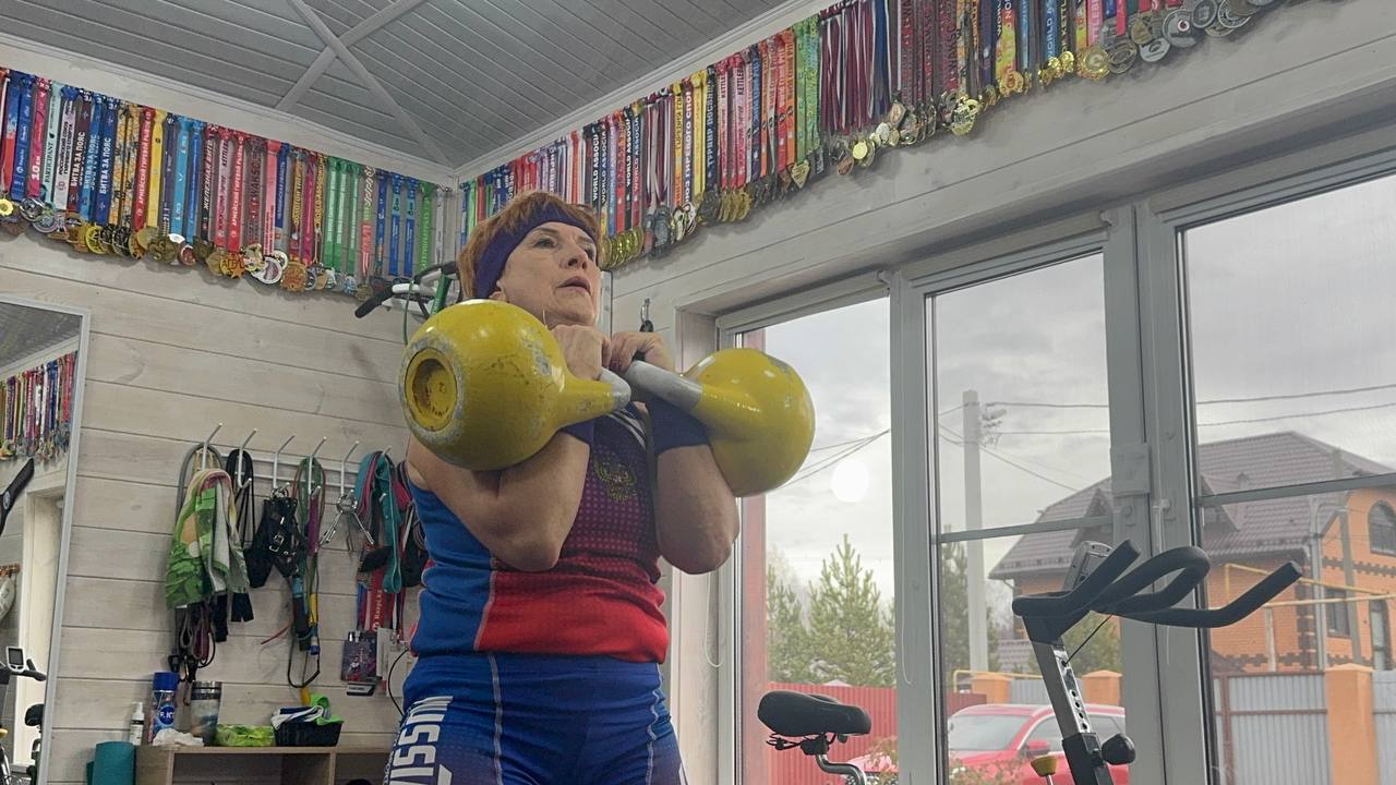 Все по плечу: 60-летняя жительница Челябинской области стала чемпионкой в гиревом спорте