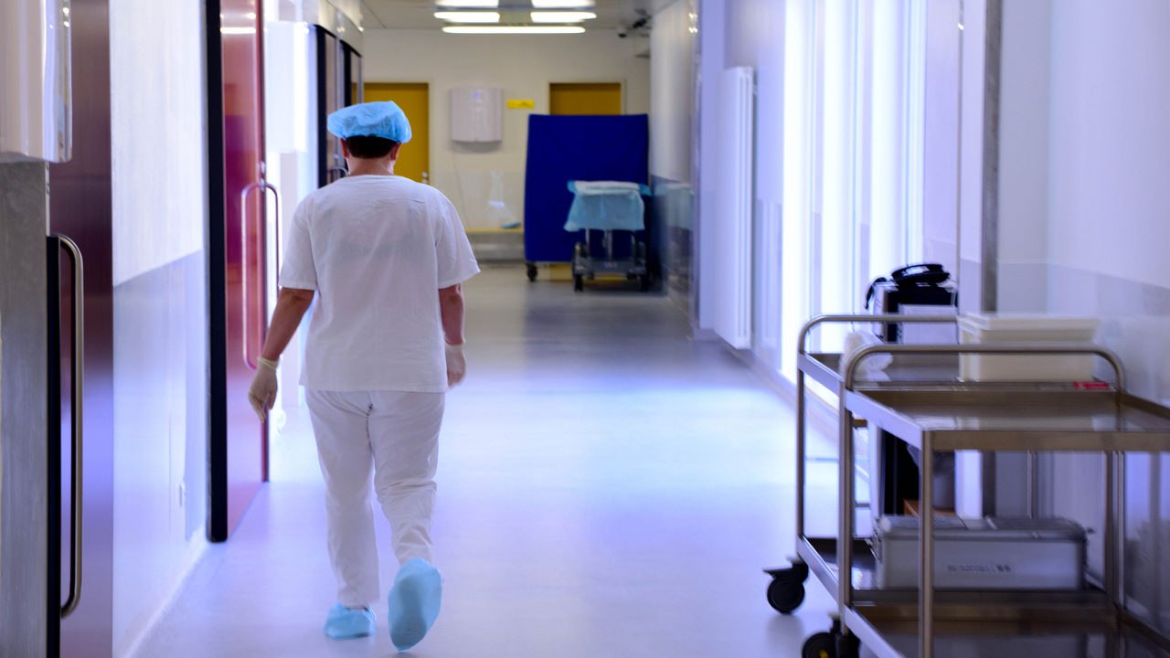 Почему болит спина: врач из Челябинской области назвала 7 опасных причин