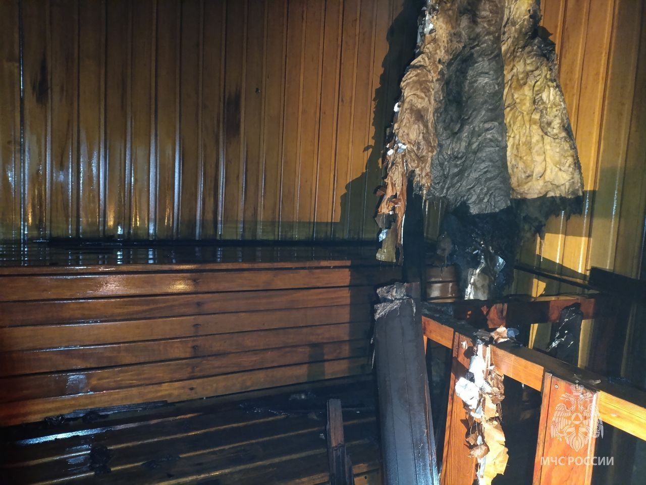 Ранним утром сотрудники МЧС России работали на пожаре по улице 40 лет Октября: произошло возгорание в бане-сауне спортивно-оздоровительного комплекса Ранним утром сотрудники МЧС России работали на пожаре по улице 40 лет Октября: произошло возгорание в бане-сауне спортивно-оздоровительного комплекса