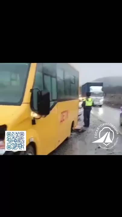 Инспектора ГИБДД эвакуировали 20 школьников из сломавшегося автобуса на трассе в Челябинской области