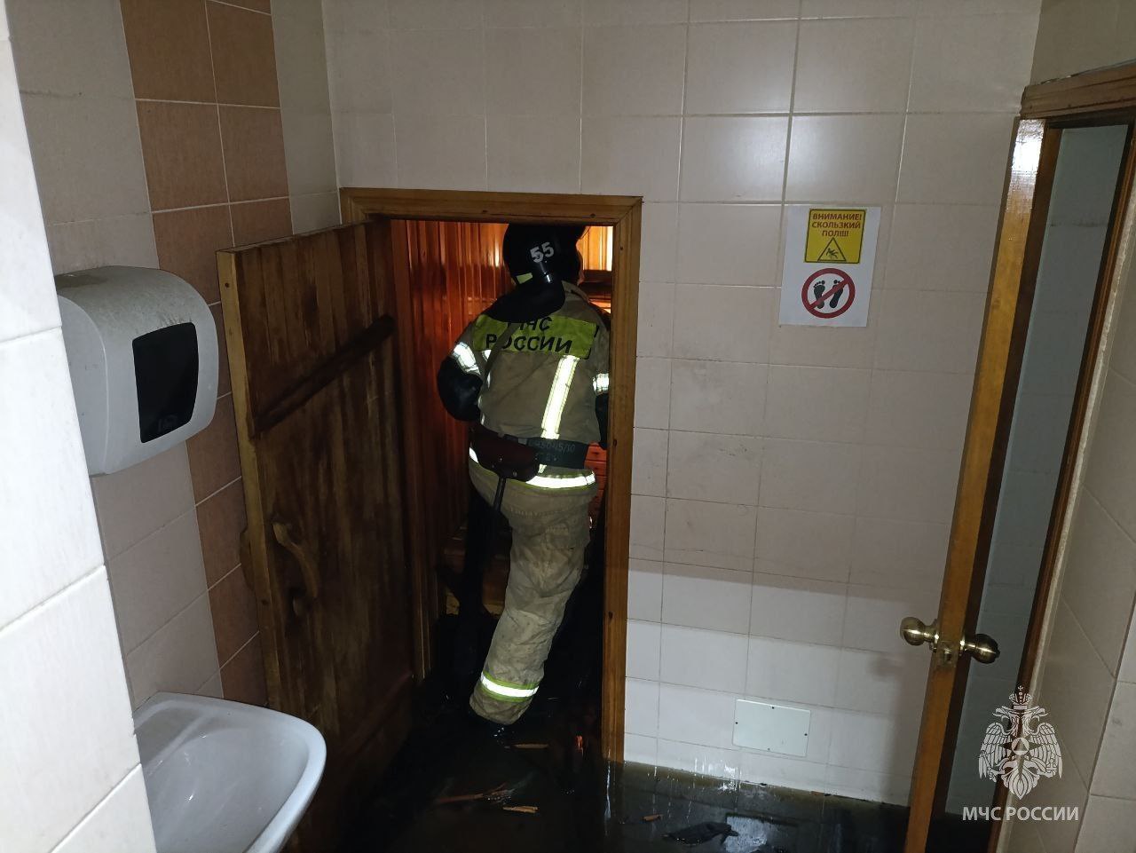 Ранним утром сотрудники МЧС России работали на пожаре по улице 40 лет Октября: произошло возгорание в бане-сауне спортивно-оздоровительного комплекса