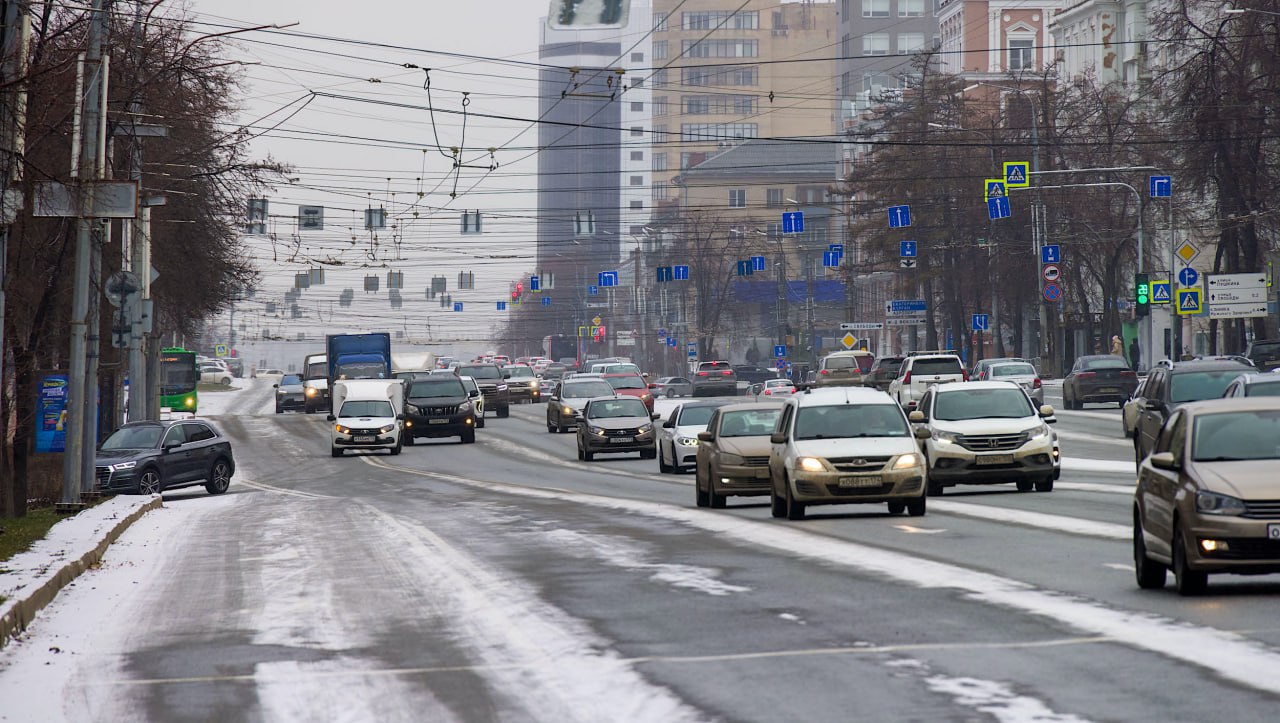 Водителей и пешеходов Челябинска предупредили о гололедице на трассах