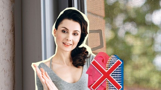 Москитную сетку будете чистить только так: щетки и тряпки не понадобятся