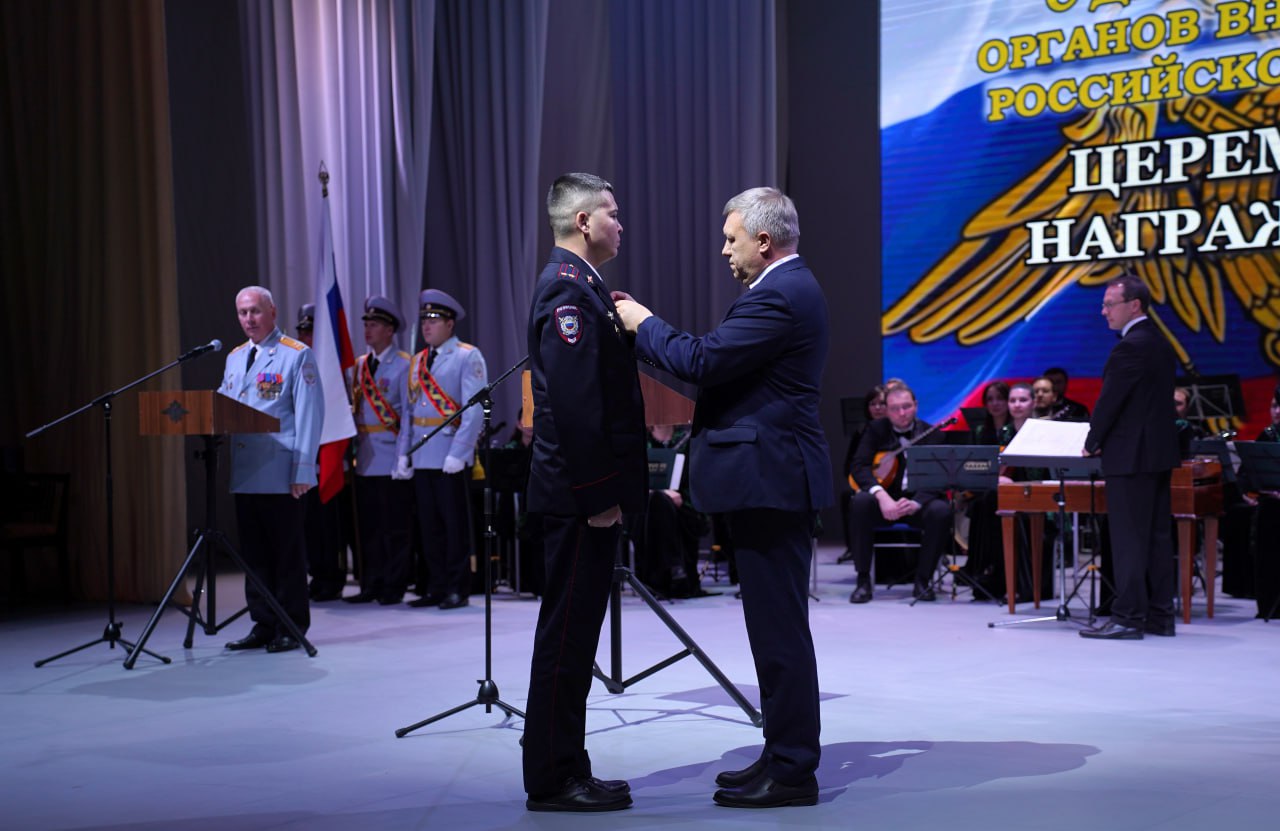 Сотрудников полиции Челябинской области поздравили с профессиональным праздником Сотрудников полиции Челябинской области поздравили с профессиональным праздником