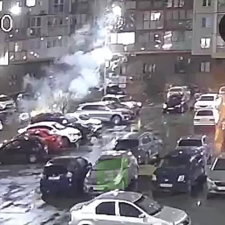 Во дворе Академа запустили салют… по машинам