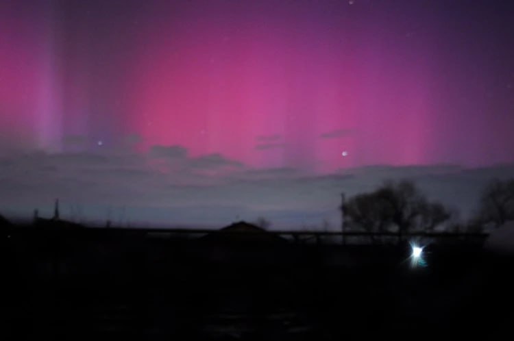 Очень мощные вспышки: небо над Челябинской областью покраснело из-за северного сияния Очень мощные вспышки: небо над Челябинской областью покраснело из-за северного сияния