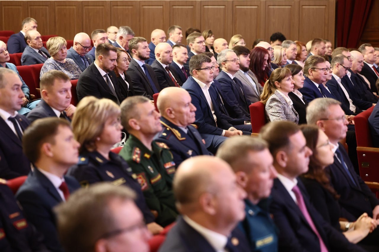 Алексей Текслер провел выездное областное совещание в Южноуральске Алексей Текслер провел выездное областное совещание в Южноуральске