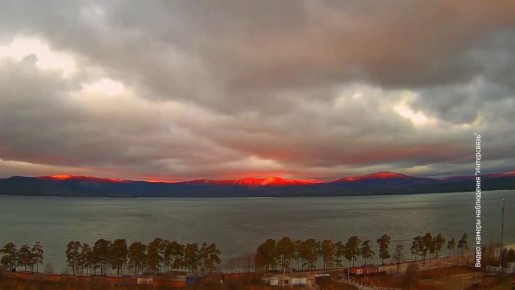 Алое полярное сияние и алый рассвет в горах