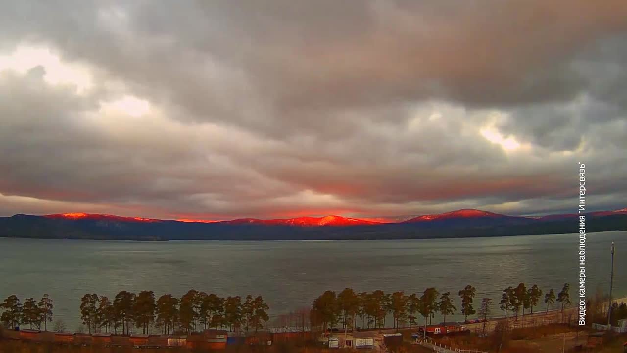 Алое полярное сияние и алый рассвет в горах