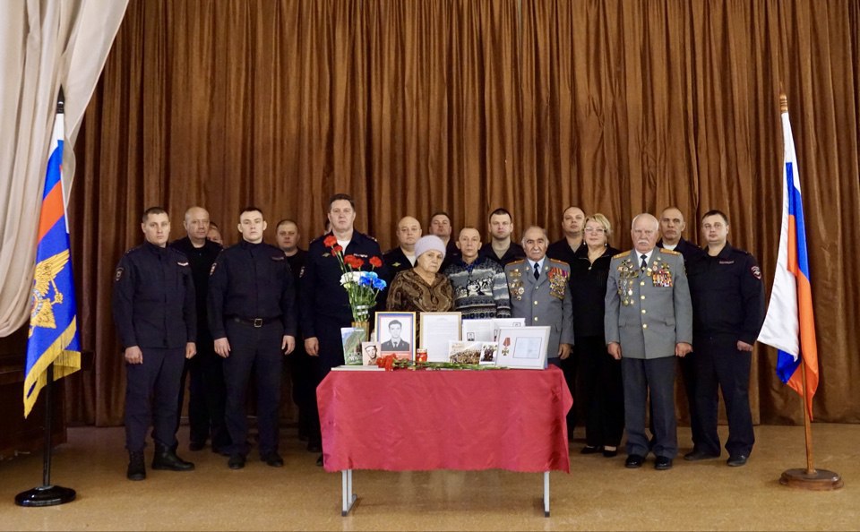 В школе Магнитогорска в честь милиционера, погибшего при исполнении служебного долга, открыли Парту Героя В школе Магнитогорска в честь милиционера, погибшего при исполнении служебного долга, открыли Парту Героя