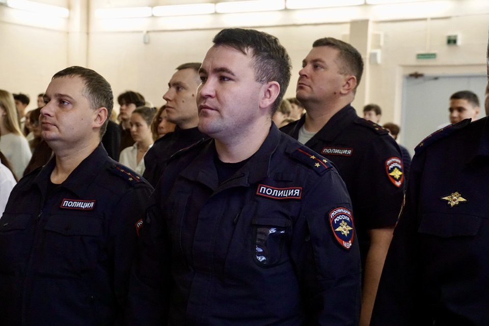 В школе Магнитогорска в честь милиционера, погибшего при исполнении служебного долга, открыли Парту Героя В школе Магнитогорска в честь милиционера, погибшего при исполнении служебного долга, открыли Парту Героя