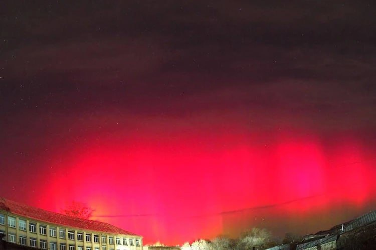 Очень мощные вспышки: небо над Челябинской областью покраснело из-за северного сияния Очень мощные вспышки: небо над Челябинской областью покраснело из-за северного сияния
