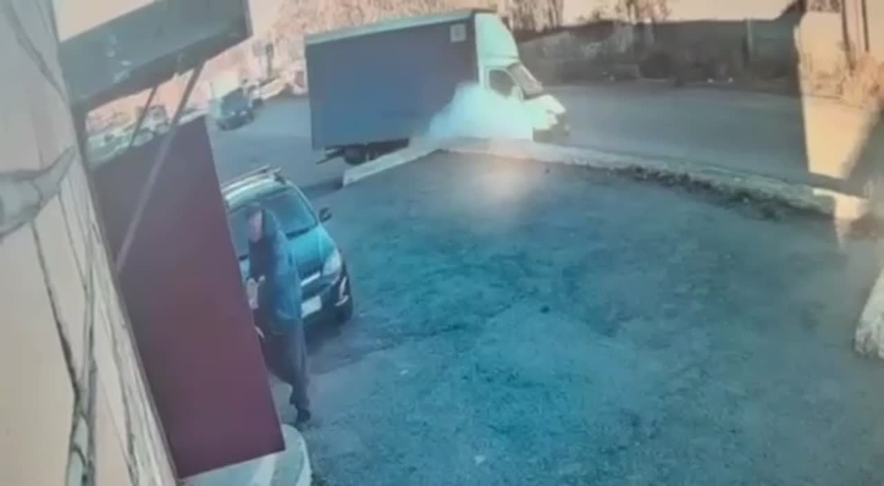 «ГАЗель» мощно взорвалась, наехав на тротуар, в Магнитогорске