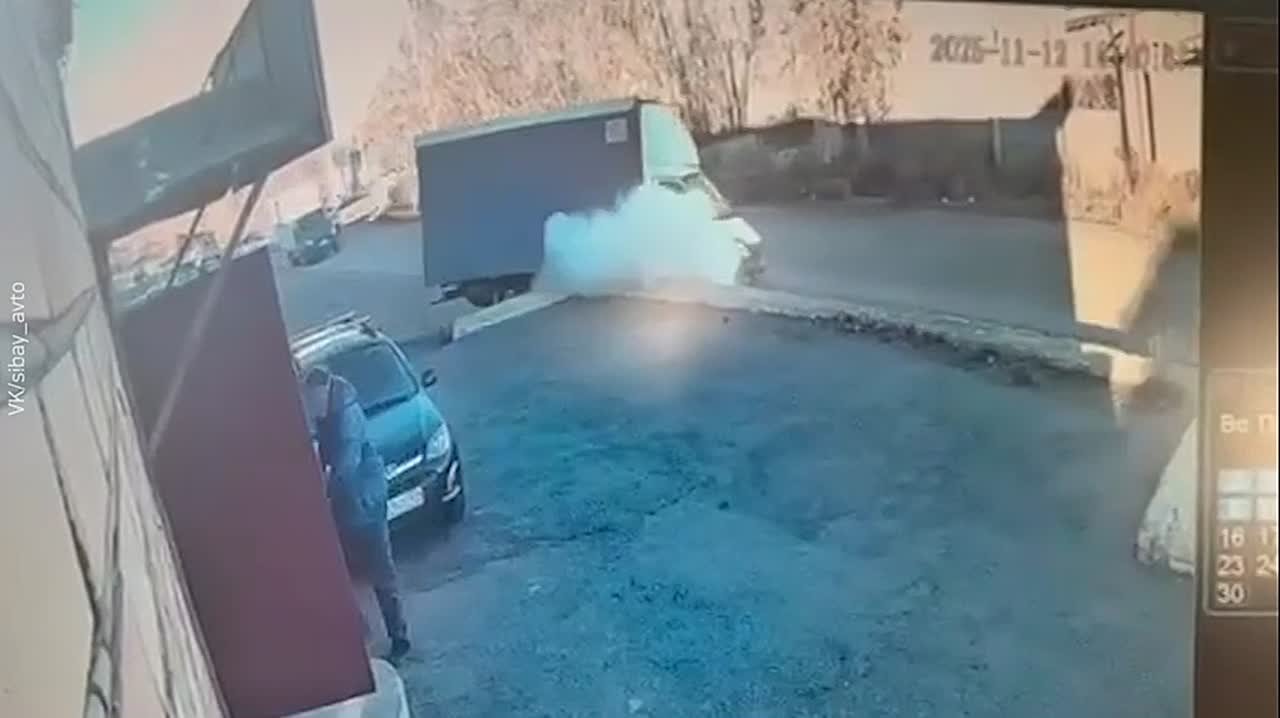 ГАЗель взорвалась после наезда на бордюр в Челябинской области — огонь охватил стоящую рядом машину и рекламные баннеры