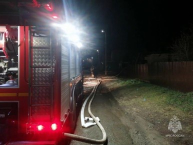 Женщину с инвалидностью вытащили через окно: в Челябинской области произошел крупный пожар