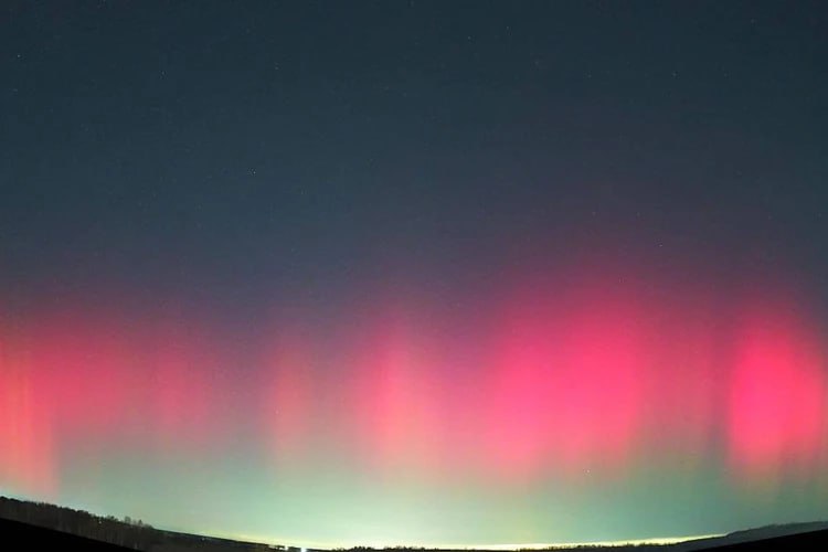 Очень мощные вспышки: небо над Челябинской областью покраснело из-за северного сияния Очень мощные вспышки: небо над Челябинской областью покраснело из-за северного сияния