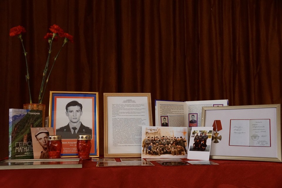 В школе Магнитогорска в честь милиционера, погибшего при исполнении служебного долга, открыли Парту Героя В школе Магнитогорска в честь милиционера, погибшего при исполнении служебного долга, открыли Парту Героя