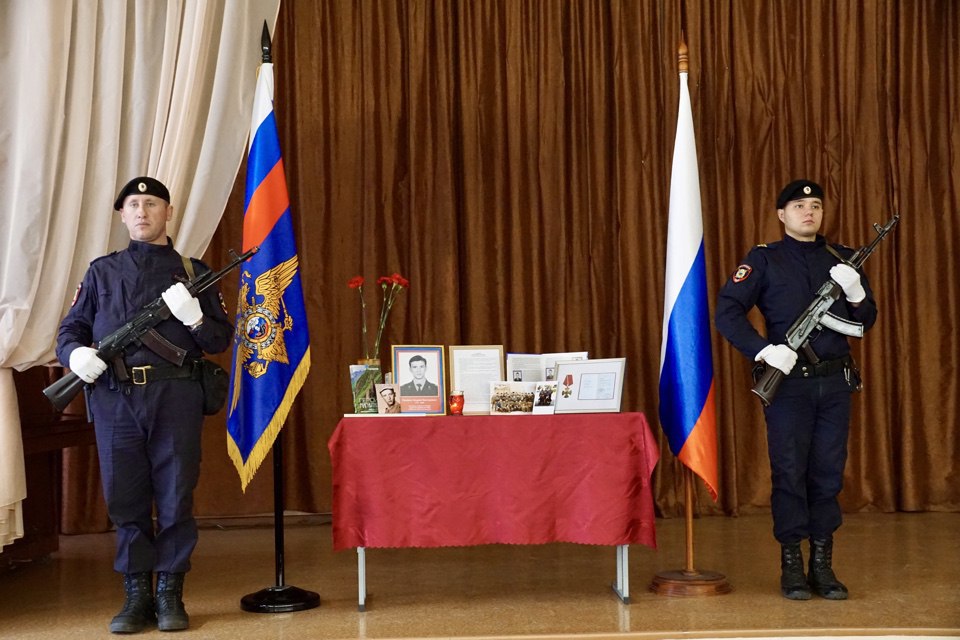 В школе Магнитогорска в честь милиционера, погибшего при исполнении служебного долга, открыли Парту Героя