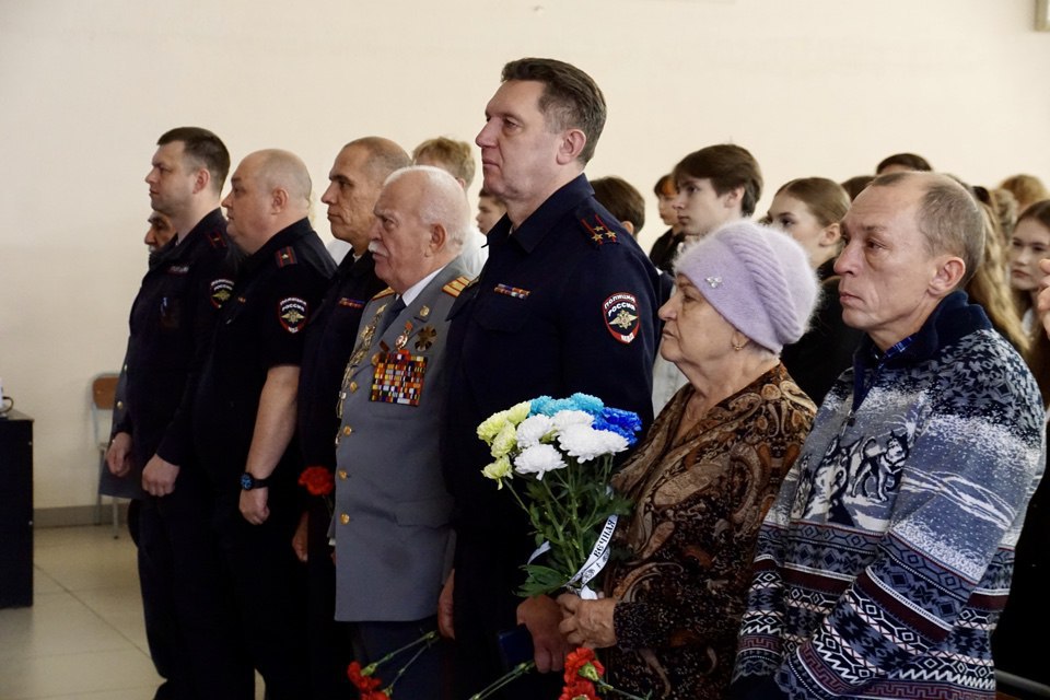 В школе Магнитогорска в честь милиционера, погибшего при исполнении служебного долга, открыли Парту Героя В школе Магнитогорска в честь милиционера, погибшего при исполнении служебного долга, открыли Парту Героя
