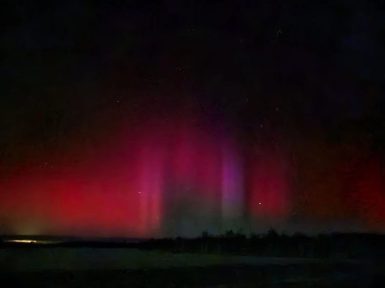 Очень мощные вспышки: небо над Челябинской областью покраснело из-за северного сияния Очень мощные вспышки: небо над Челябинской областью покраснело из-за северного сияния