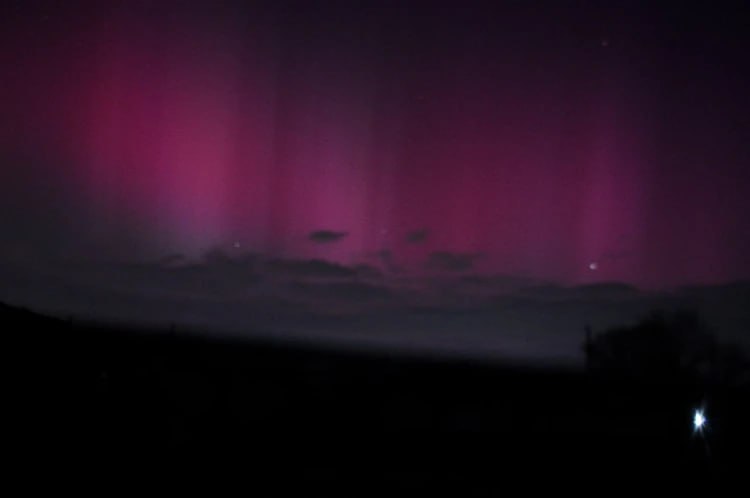 Очень мощные вспышки: небо над Челябинской областью покраснело из-за северного сияния Очень мощные вспышки: небо над Челябинской областью покраснело из-за северного сияния