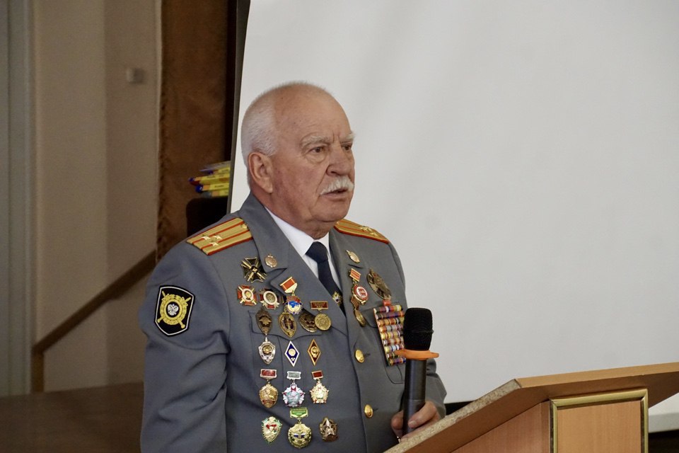 В школе Магнитогорска в честь милиционера, погибшего при исполнении служебного долга, открыли Парту Героя В школе Магнитогорска в честь милиционера, погибшего при исполнении служебного долга, открыли Парту Героя