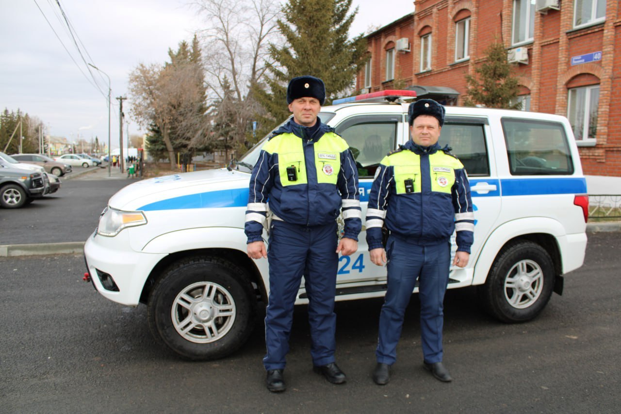 Госавтоиспекторов Октябрьского района поблагодарили за помощь