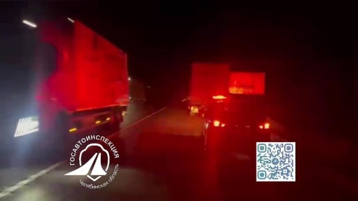 Сотрудники Госавтоинспекции на 1758 км а/д Москва-Челябинск оказывают помощь водителю грузового транспортного средства