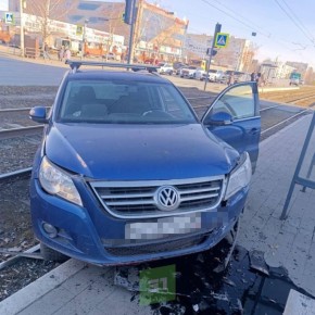 На пр. Победы автомобилист врезался в трамвайную остановку