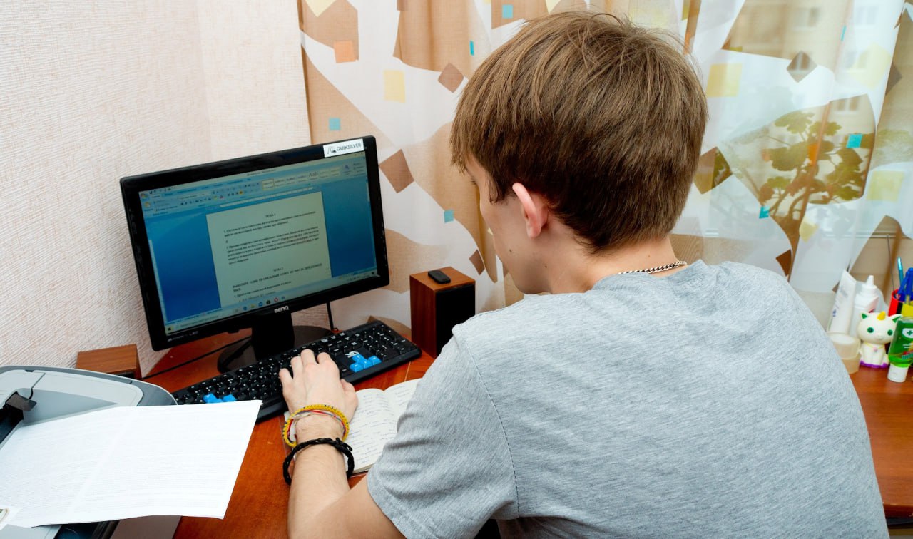 Программисты среди офисных работников возглавили рейтинг зарплат на Южном Урале