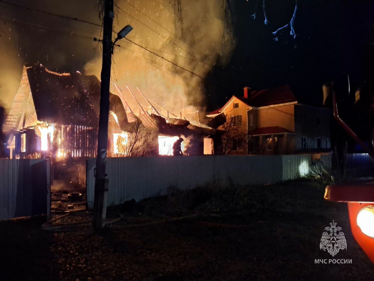 Сотрудники МЧС России не допустили распространения пожара Сотрудники МЧС России не допустили распространения пожара