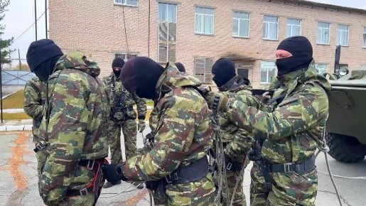 Вот это мощь!. Бойцы отряда «Урал» ГУФСИН по Челябинской области в честь 35-летия подразделений спецназа ведомства протащили на себе 10-тонный БТР на 35(!) метров