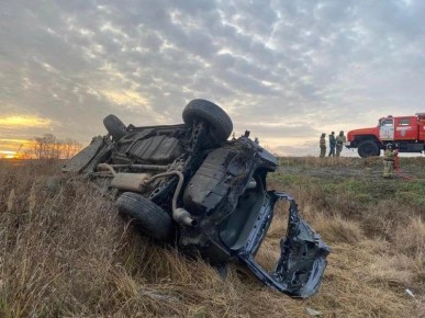 В Троицке Челябинской области Toyota RAV4 вылетела в кювет и опрокинулась