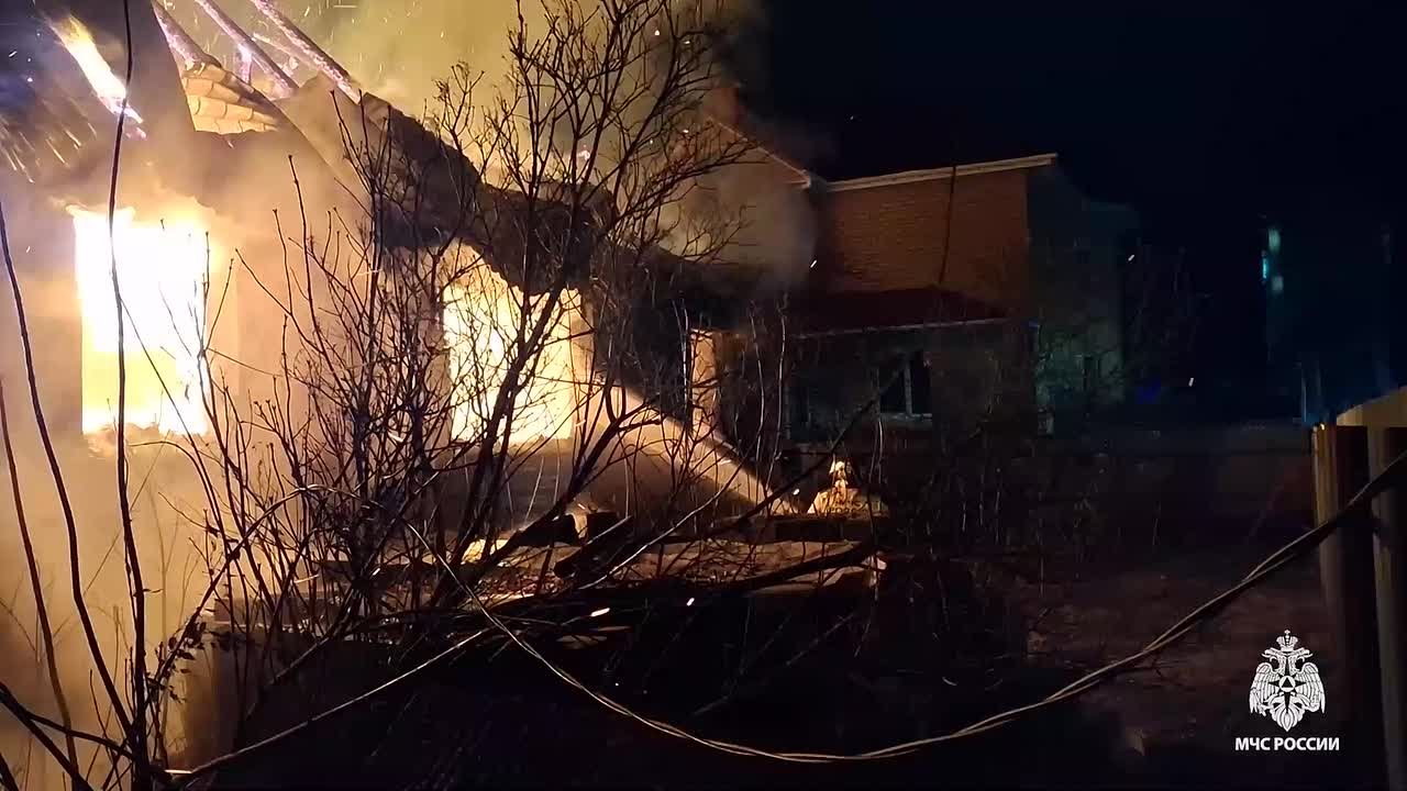 На Южном Урале пламя с горящего дома едва не перекинулось на соседние здания