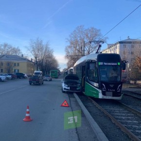 На Новороссийской автомобилист сбил пешехода и врезался в трамвай