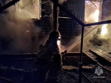 Сотрудники МЧС России не допустили распространения пожара