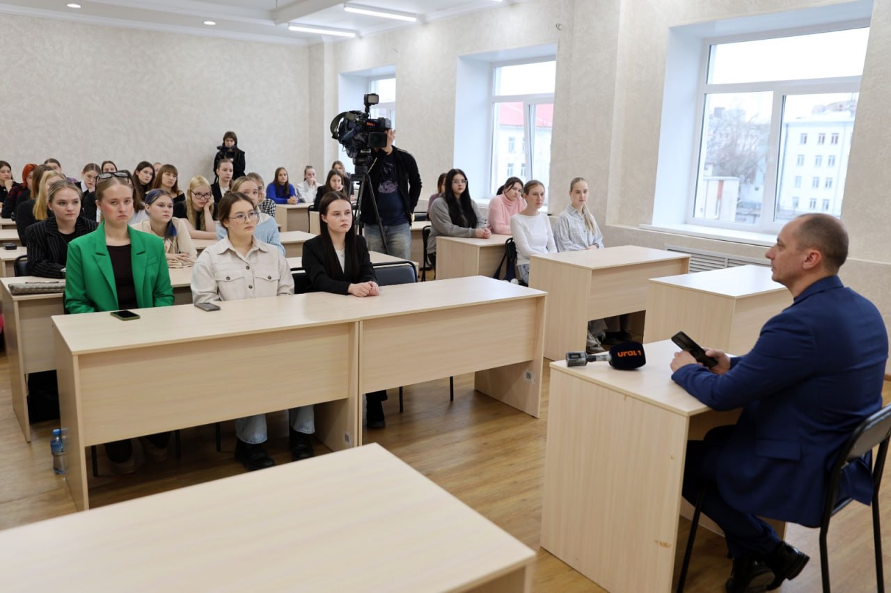 В челябинском вузе участник СВО открыл фотовыставку «Сила в правде» В челябинском вузе участник СВО открыл фотовыставку «Сила в правде»