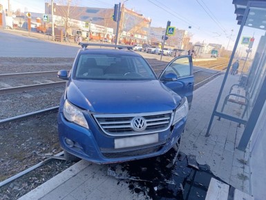 Автомобиль вылетел на остановку трамвая в Челябинске