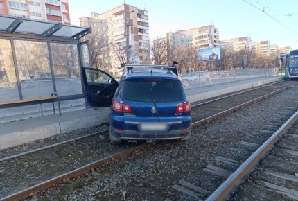 На проспекте Победы машина влетела в остановку «Солнечная»