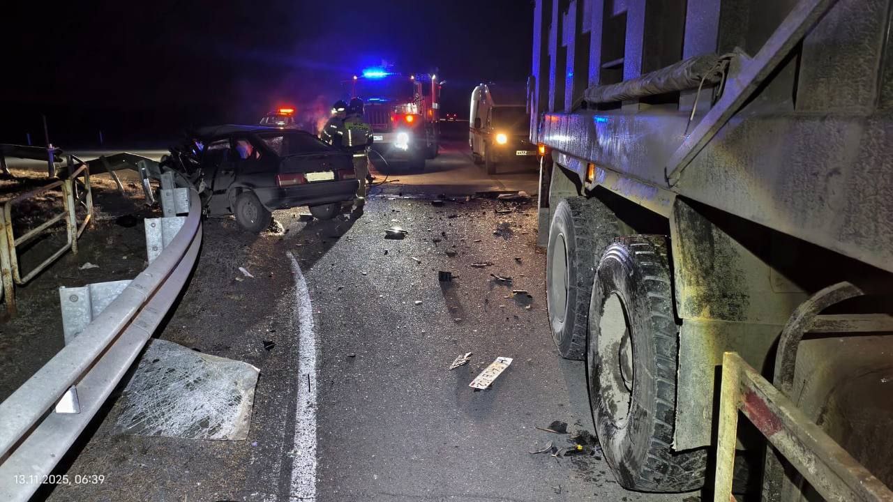 Водитель легковушки погиб, двое пассажиров госпитализированы