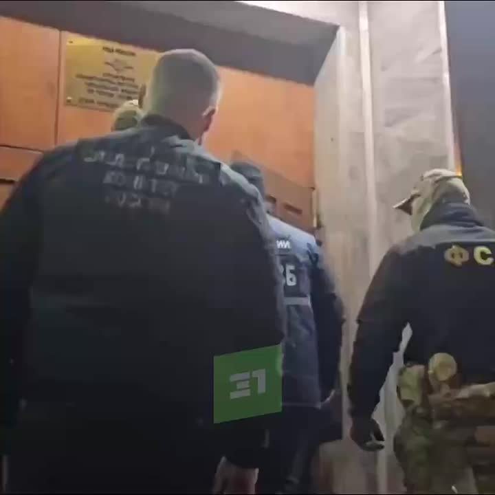 СК опубликовал оперативное видео визита силовиков в отдел полиции Ленинский