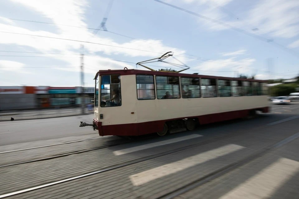 В Челябинске легковушка врезалась в трамвай и сбила женщину