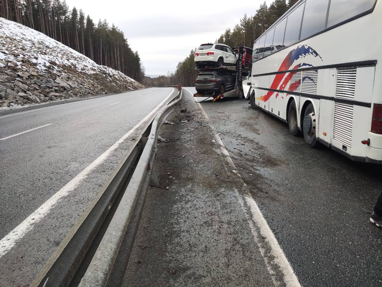 Автобус с детьми и автовоз столкнулись на трассе М-5 под Миассом Автобус с детьми и автовоз столкнулись на трассе М-5 под Миассом