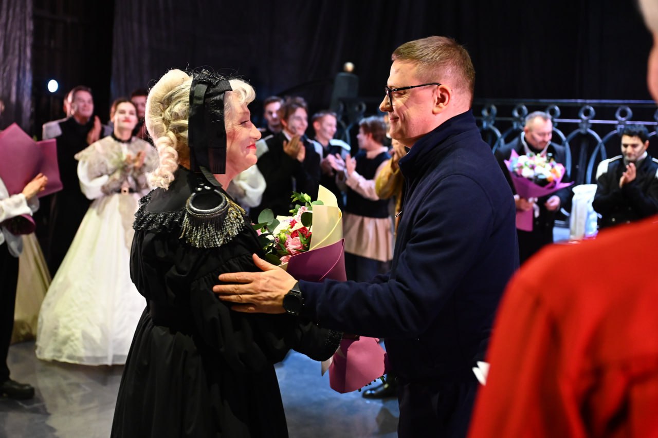 Алексей Текслер с супругой посетил Молодежный театр, визит был приурочен к 60-летнему юбилею театра Алексей Текслер с супругой посетил Молодежный театр, визит был приурочен к 60-летнему юбилею театра