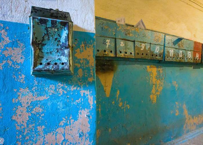 В Челябинской области управляйка потребовала доплаты за ремонт почтовых ящиков