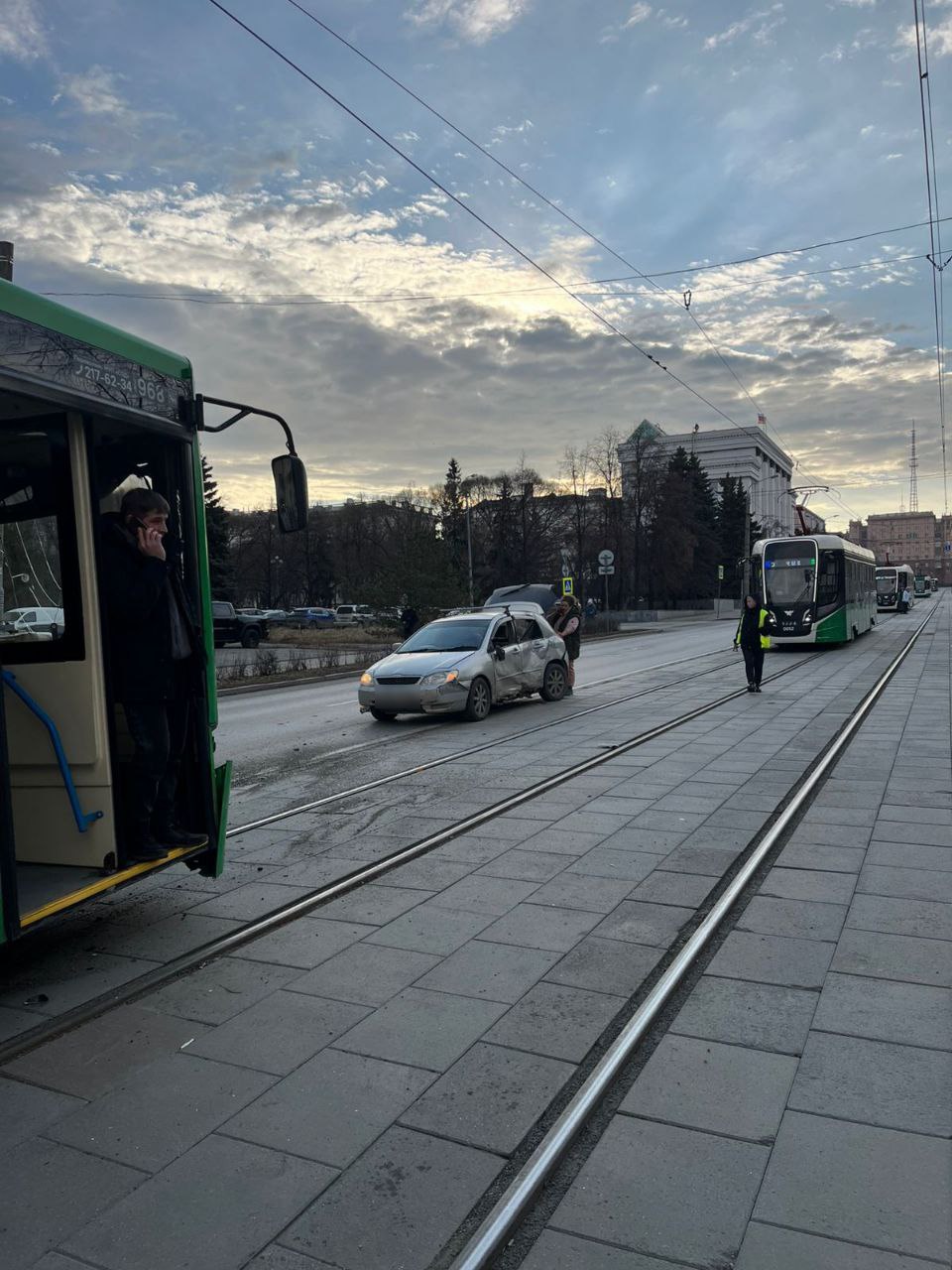 Движение трамваев встало в центре Челябинска из-за ДТП