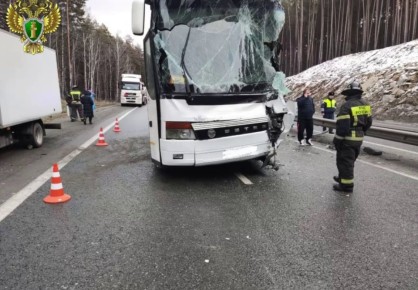 Автобус попал в ДТП с грузовиком в Челябинской области