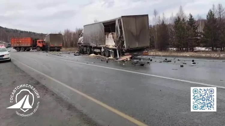 В Челябинской области столкнулись сразу шесть грузовиков В Челябинской области столкнулись сразу шесть грузовиков